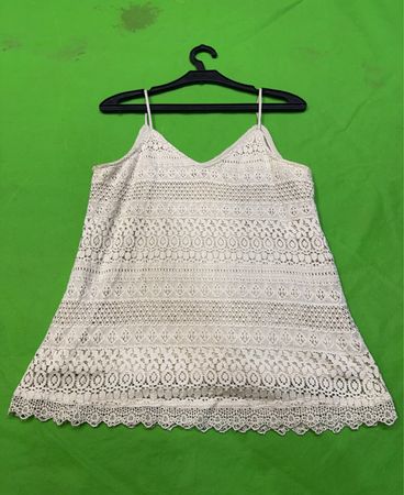 WEIßES SPITZEN-MINI-KLEID MIT SPAGHETTISTRAP
