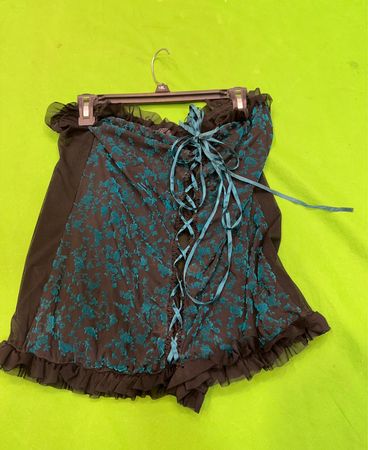 Schwarzes und türkisfarbenes Spitzenkorsett-Oberteil mit Satinband.