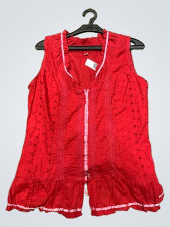 Rotes ärmelloses Oberteil mit Spitzendetails