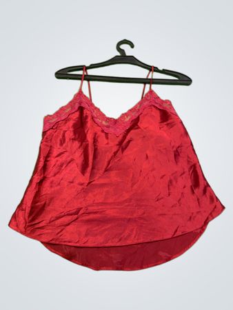Rote Satin-Cami mit Spitzenbesatz