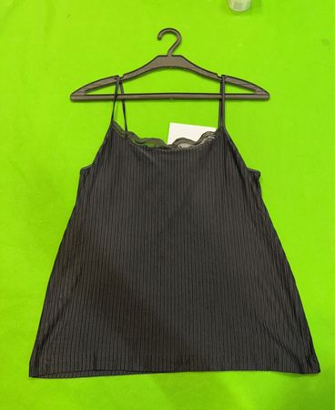Schwarzes Rippen-Cami mit Spitzensaum