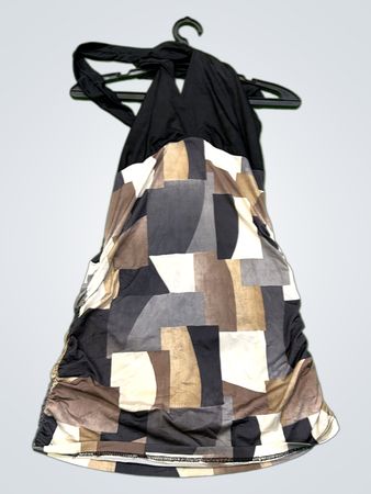 Raffiniertes Halterkleid mit geometrischem Druck