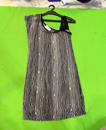 Quiz Schwarz-weiß gemustertes Kleid