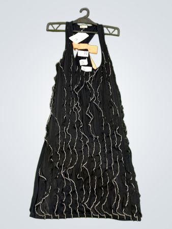 Schwarzes Kleid mit Rüschendetail und Pfirsichbogen