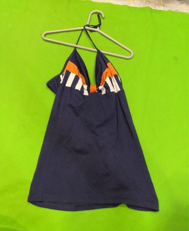 Marinefarbener Halteroberteil mit orange und weißen Streifen