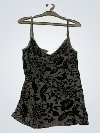 Schwarzes Samtoberteil mit Blumenmuster