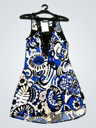 Ärmelloses blau-weißes Kleid mit Blumenmuster und schwarzem Spitzenbesatz