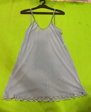 Helles blaues Slipkleid mit Rüschensaum