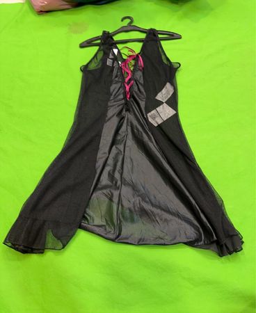 Schwarzes Kleid mit Spitzenbesatz und rosa Banddetails