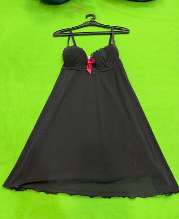 Schwarzes Pünktchen-Babydoll mit pinkem Schleifchen