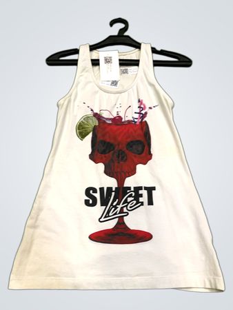 Weißes Tanktop mit Totenkopf-Cocktail-Grafik und "Sweet Life" Text