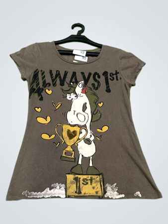 Braunes T-Shirt mit "Always 1st" Grafik