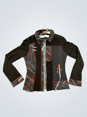 Schwarze Jacke mit buntem Muster