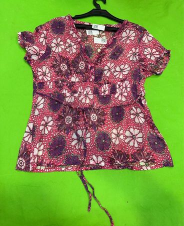 Bluse mit pinkem Blumenmuster und Bindeband