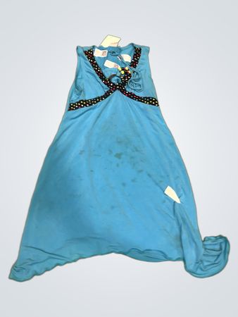 Blaues Kleid mit Pünktchenbesatz