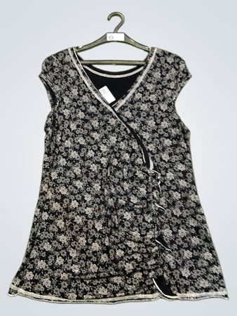 Schwarzes Blumendruck-Wickeltop mit weißen Besätzen