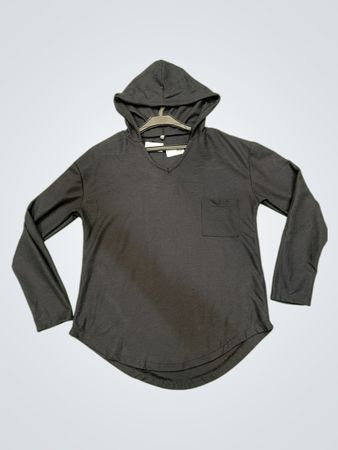Schwarzer Kapuzenpullover mit Tasche
