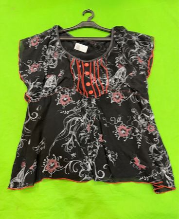 Schwarzes Oberteil mit floralem Druck und roten Akzenten