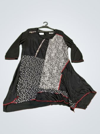 Schwarzes Kleid mit rotem Besatz und geometrischen Mustern