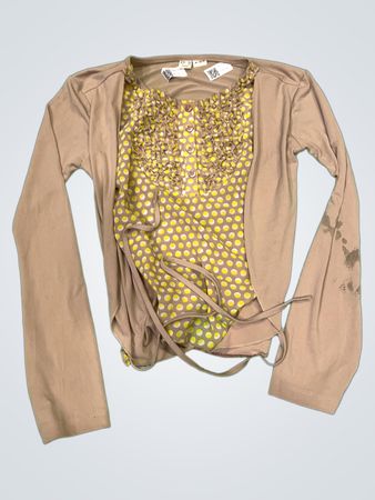 Beiger Cardigan mit gelbem Pünktchenoberteil