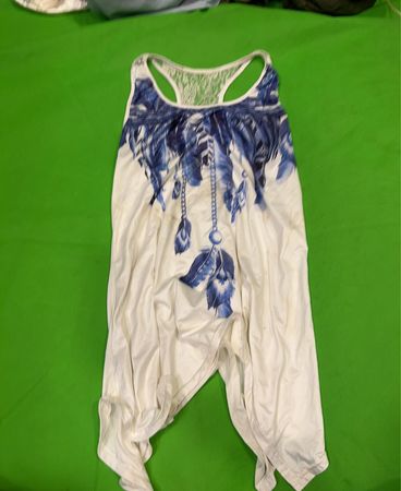 Weißes Tanktop mit blauem Federdruck und Spitzenakzent