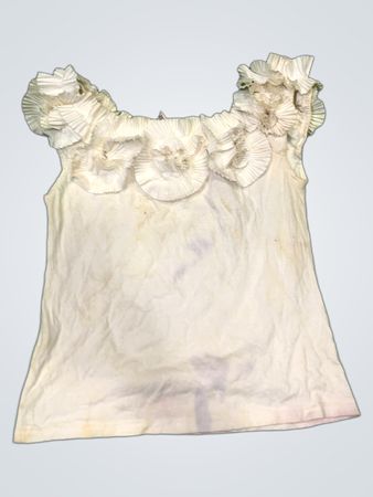 Weißes T-Shirt mit Rüschenausschnitt