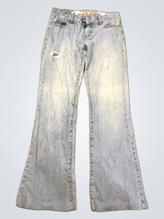 Hergestellt von Madonna Light Wash Flare Jeans mit Herzverzierung