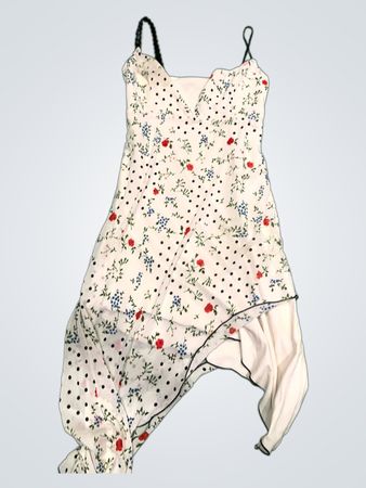 Weißes Kleid mit schwarzen Punkten und Blumenmuster