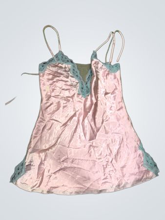 Rosa Satinunterkleid mit Spitzenrand