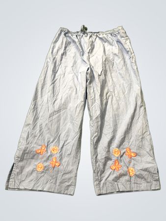 Hellblaue weit geschnittene Hose mit Schmetterlingsbestickung