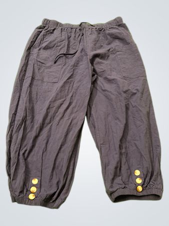 Capri-Hosen mit Knöpfen