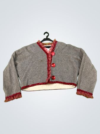 Petite Folie Grauer Kurzer Cardigan mit rotem Besatz und Knöpfen