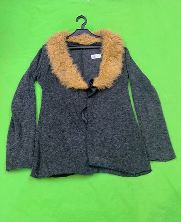 Grauer Cardigan mit Pelzkragen