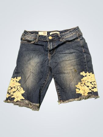 ONE LOVE von colosseum Damen Denim-Shorts mit Spitzen-Detail