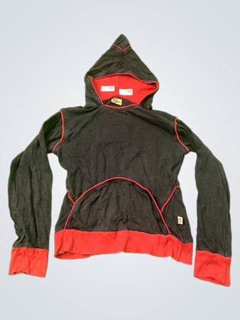 SAI trägt einen schwarzen und roten Hoodie