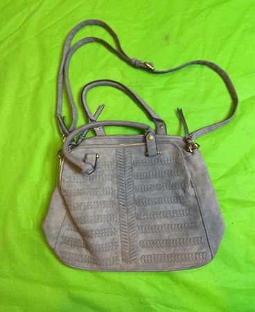 Graue Handtasche mit geflochtenem Detail