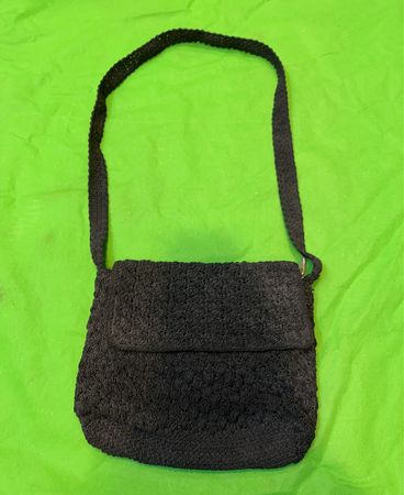 Schwarze gehäkelte Handtasche mit Schlangenmuster-Futter