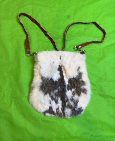 Flauschige Umhängetasche mit Lederriemen