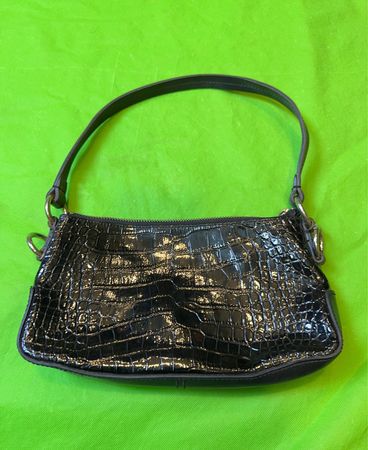 BCBGIRLS schwarze krokodilgeprägte Handtasche