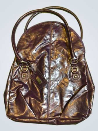 Lila Lederhandtasche mit Etikett