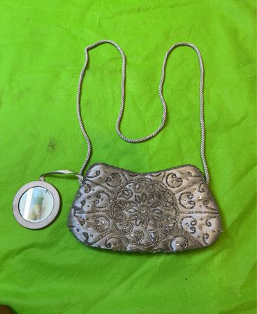 Metapher Perlenbesetzte Abendtasche mit Spiegel