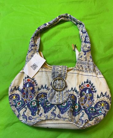 Boho-Stil Schultertasche mit blauem und weißem Muster
