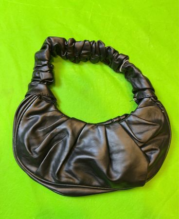 Schwarze geraffte Handtasche