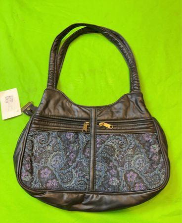 Schwarze Handtasche mit Paisleymuster