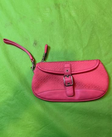 Rosa Texturierte Clutch mit Handgelenkriemen