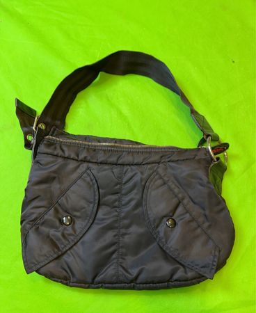 Schwarze Schultertasche