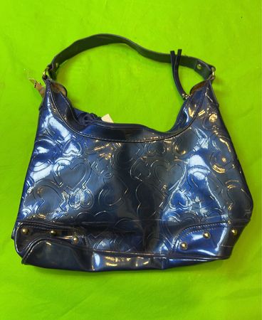 Blaue Lackleder-Handtasche mit Herzmuster