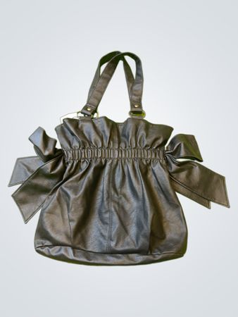 Schwarze Kunstleder Handtasche mit Raffung und Schleifenakzenten