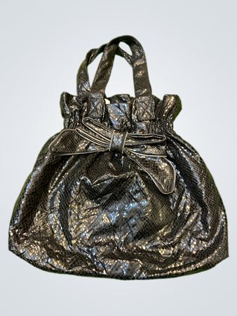 Schwarze strukturierte Handtasche mit Schleifendetail