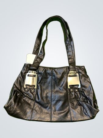 Schwarze Handtasche mit silbernen Schnallen